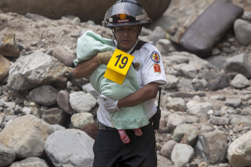 Záchranáři a policisté se slzami v očích nosili bezvládná tělíčka mrtvých dětí