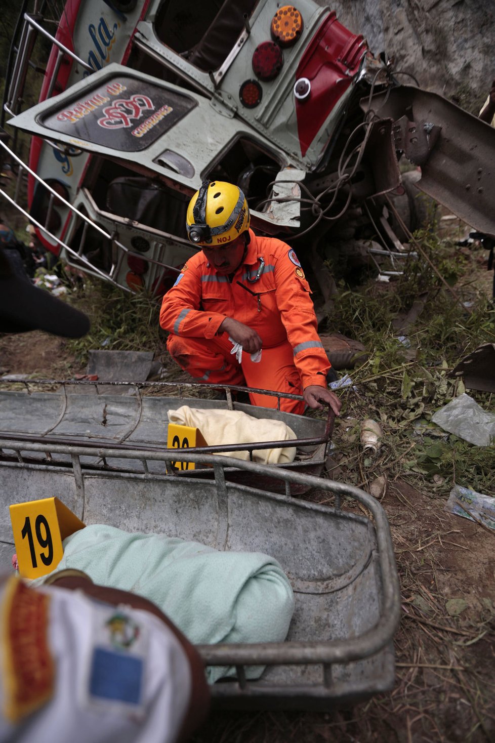 Smutné foto: Při nehodě autobusu v Guatemale zemřelo i několik dětí