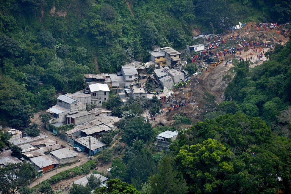 Nejméně 26 lidí zemřelo během sesuvů půdy v Guatemale. Stovky lidí se pohřešují.