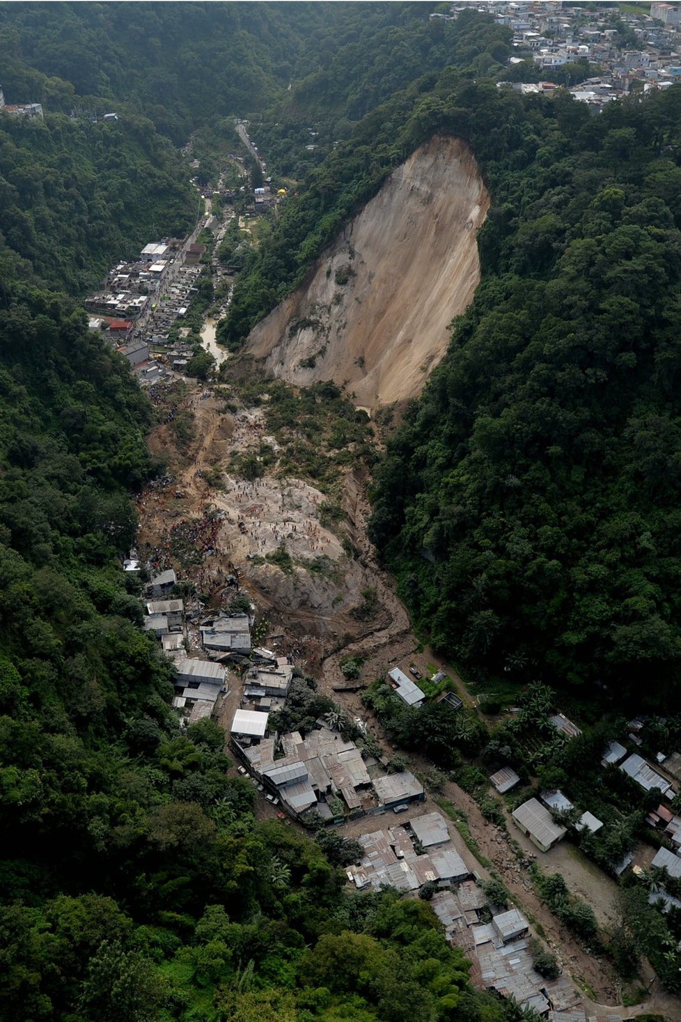 Nejméně 26 lidí zemřelo během sesuvů půdy v Guatemale. Stovky lidí se pohřešují.