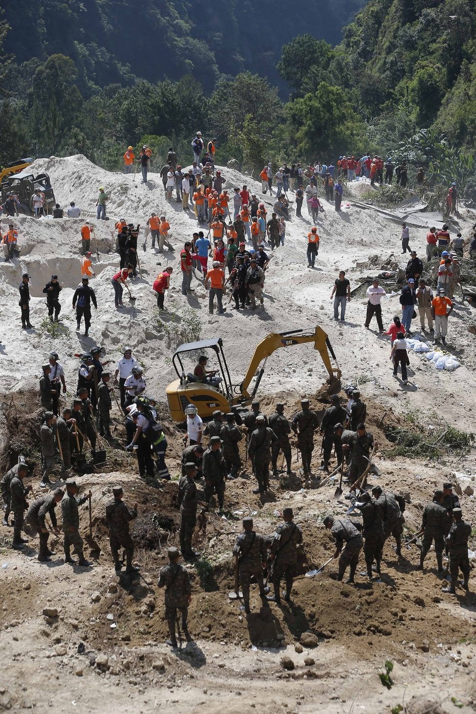 Nejméně 26 lidí zahynulo při sesuvu půdy na okraji hlavního města Guatemaly ve Střední Americe. Stovky lidí se pohřešují.