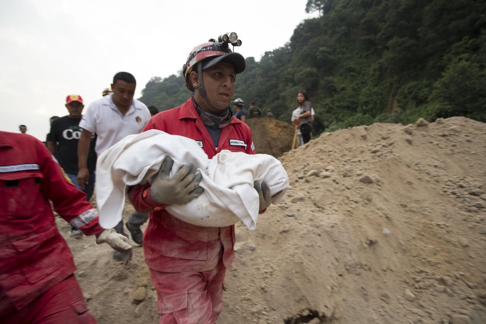 Nejméně 26 lidí zahynulo při sesuvu půdy na okraji hlavního města Guatemaly ve Střední Americe. Stovky lidí se pohřešují.
