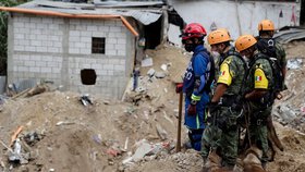 Silné deště strhly balvany a bláto na desítky domů v Guatemale. Přes 130 lidí zemřelo, další stovky ještě hledají záchranáři.