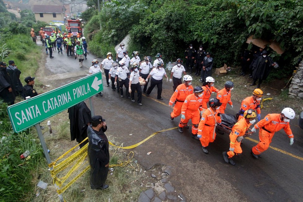 Silné deště strhly balvany a bláto na desítky domů v Guatemale. Přes 130 lidí zemřelo, další stovky ještě hledají záchranáři.