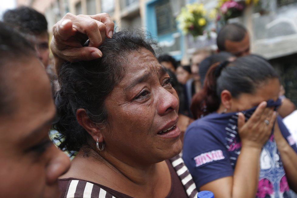 Silné deště strhly balvany a bláto na desítky domů v Guatemale. Přes 130 lidí zemřelo, další stovky ještě hledají záchranáři.