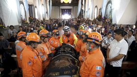 V Guatemale začaly první pohřby obětí erupce sopky Volcán de Fuego.