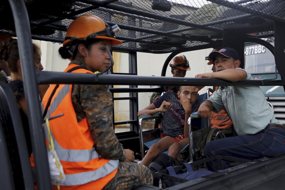 Záchranné akce v Guatemale po erupci sopky pokračují.