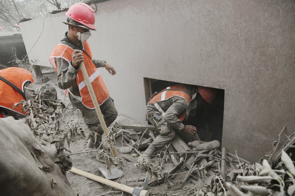 Záchranné akce v Guatemale po erupci sopky pokračují.