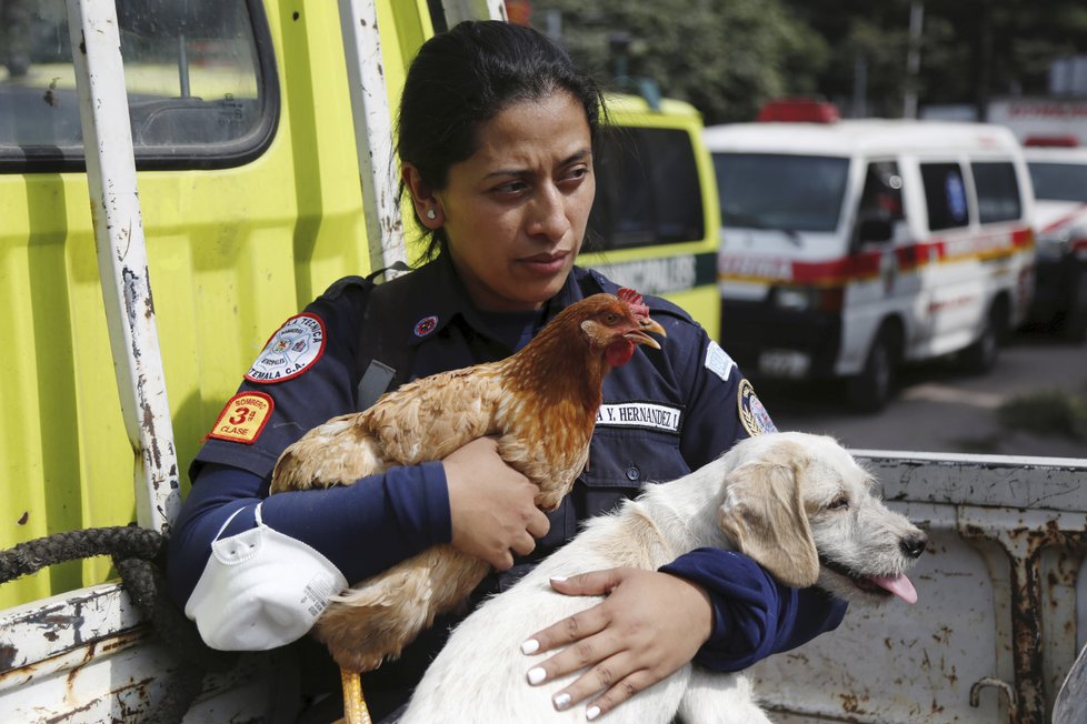 Záchranné akce v Guatemale po erupci sopky pokračují.