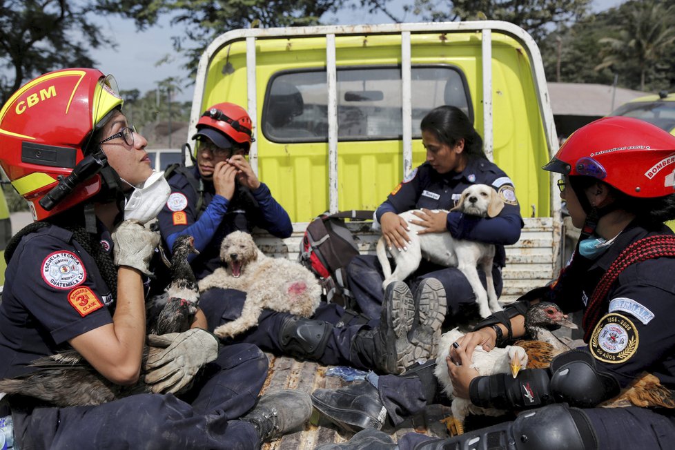 Záchranné akce v Guatemale po erupci sopky pokračují.