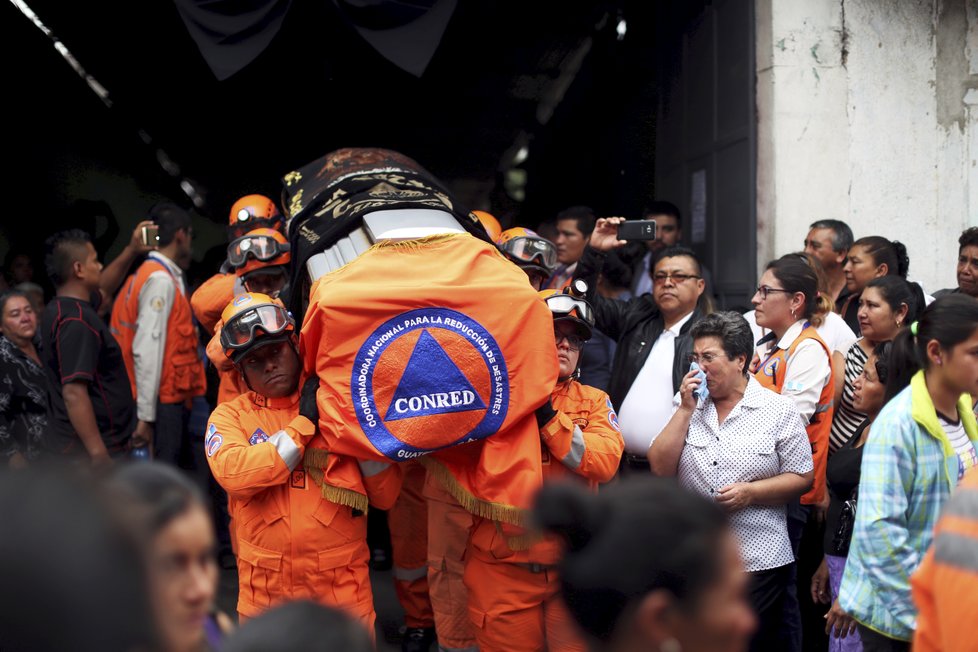 V Guatemale začaly první pohřby obětí erupce sopky Volcán de Fuego.