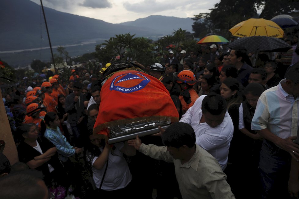 V Guatemale začaly první pohřby obětí erupce sopky Volcán de Fuego.