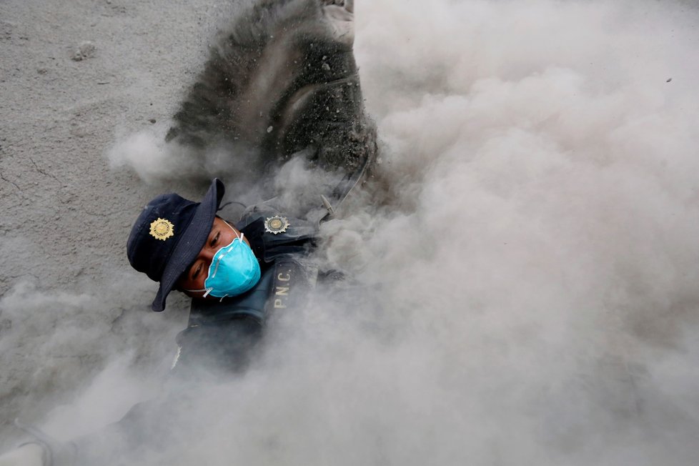 Záchranář zasažený dýmem a lávou valící se ze sopky.