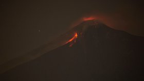 Sopka v Guatemale chrlí lávu, popel pokryl i část hlavního města