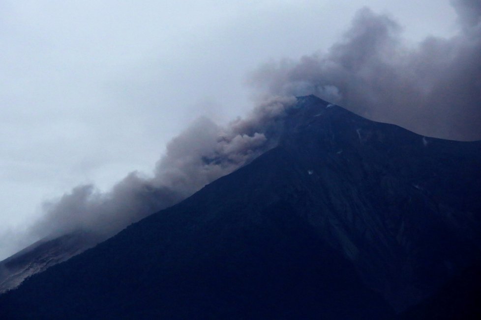 Sopka v Guatemale chrlí lávu, popel pokryl i část hlavního města