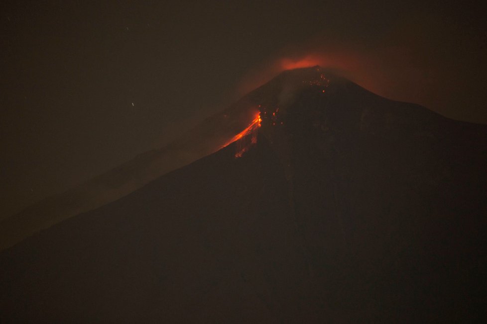 Erupce začala těsně před nedělním polednem místního času (20:00 SELČ). O čtyři hodiny později začal po úbočí sopky stékat lávový proud, který údajně dosahoval teploty okolo 700 stupňů Celsia.