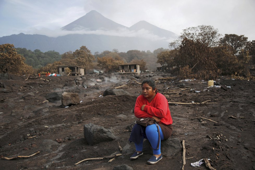 Stále probíhají záchranářské a úklidové práce, situaci ale komplikuje fakt, že sopka je stále aktivní
