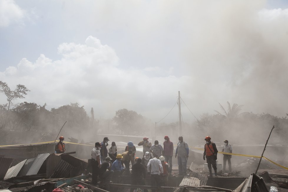 Stále probíhají záchranářské a úklidové práce, situaci ale komplikuje fakt, že sopka je stále aktivní.