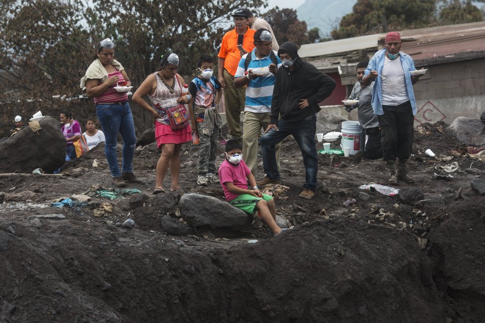 Na Guatemale oficiálně ukončili záchranné akce. Řádění sopky si vyžádalo 110 obětí, 197 lidí zůstává nezvěstných.