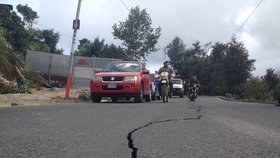 Silnice začala praskat, na Guatemalu udeřilo zemětřesení o síle 7 stupňů Richterovy škály