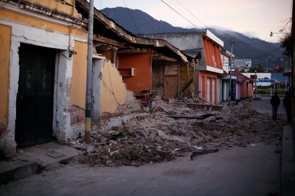 Ulice zasypaly sutiny rozbořených domů