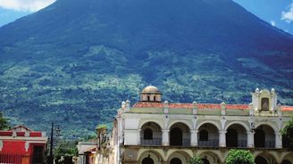 Doutnající strážci Guatemaly. To jsou majestátní sopky na jihozápadě země