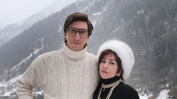 Lady Gaga a Adam Driver při natáčení scén ze švýcarských Alp.