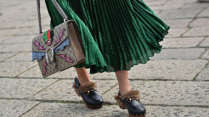 V roce 2015 ucedl na trh Alessandro Michele jednu ze současných ikon Gucci – kabelku Dionysos. Tradiční mokasíny přeměnil na loaferky s kožíškem. Vzpomínáte?