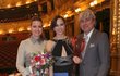 Leo Gudas s manželkou Radomírou hrdě pózují s dcerou Karolinou, jež v roce 2016 obdržela prestižní hereckou cenu Thálie.