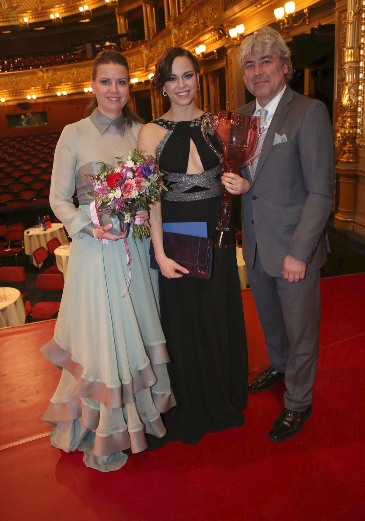 Leo Gudas s manželkou Radomírou hrdě pózují s dcerou Karolinou, jež v roce 2016 obdržela prestižní hereckou cenu Thálie.