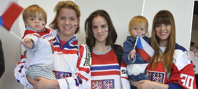 Gudasovi nejbližší. Zleva: Maminka Radomíra se svým vnukem Kvídem, manželka Bára s dcerou Leontýnkou a sestra Karolína se svojí dcerou Emily...