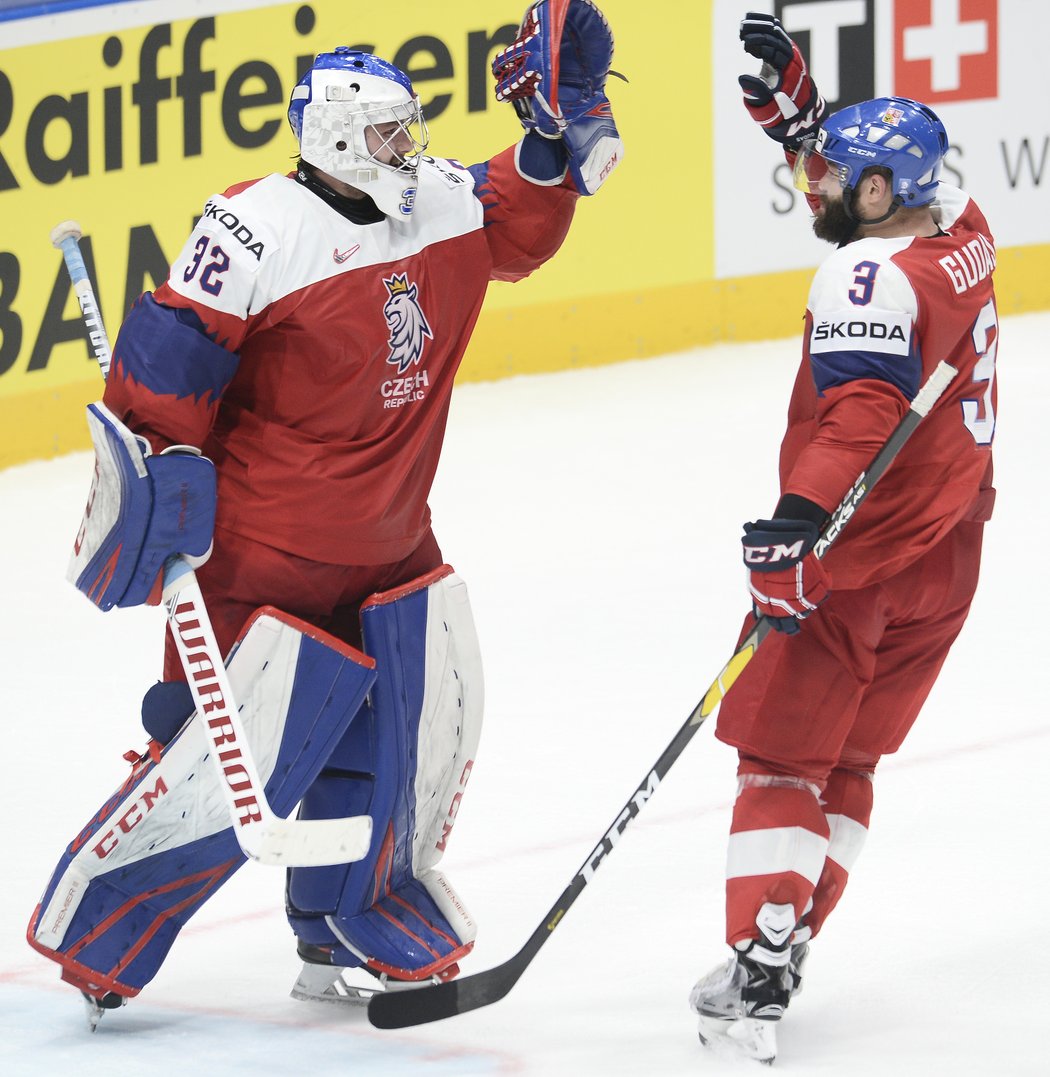 Radko Gudas se raduje z vítězství s gólmanem Patrikem Bartošákem