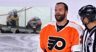 Gudas zase naštval NHL! Hitem zranil soupeře, kouč Bostonu se do něj pustil