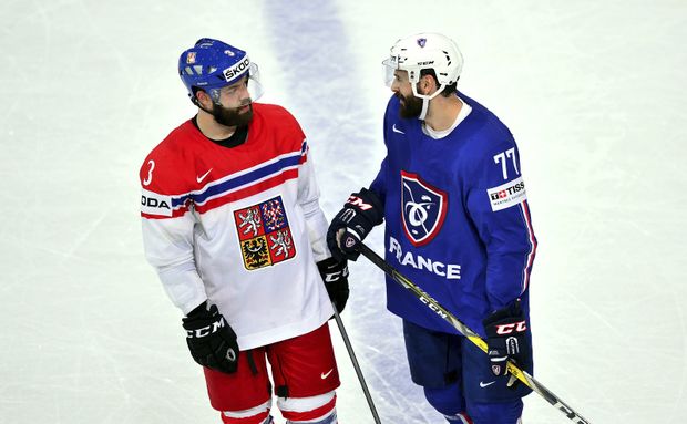 Francouzský útočník Sacha Treille a český obránce Radko Gudas na MS v Paříži Francouzský útočník Sacha Treille a český obránce Radko Gudas na MS v Paříži