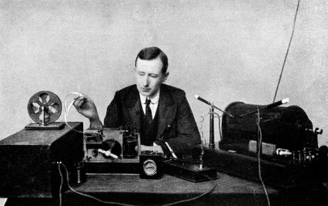 Marconi u svého světového vynálezu v roce 1899.