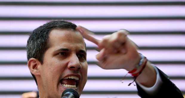 Maduro zakázal svému rivalovi veřejné funkce na 15 let: Problémy země se nevyřeší, vzkazuje Guaidó