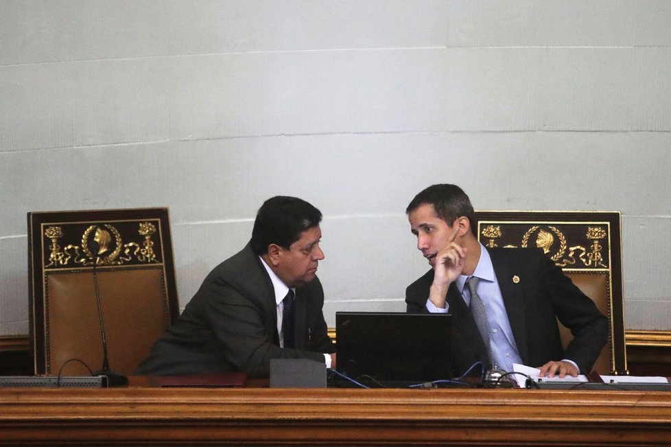 Prozatimní prezident Venezuely Juan Gaido a místopředseda Národního shromáždění Edgar Zambran při zasedání parlamentu v Caracasu. Zambrana po té vládní síly odtáhly i s jeho autem
