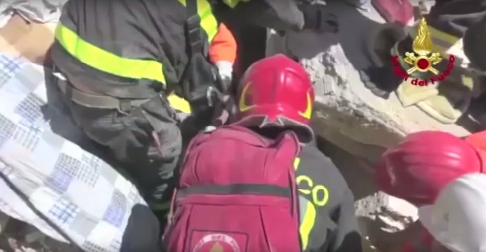Záchranáři vyprošťují z trosek malou Giorgiou. Její sestra během zemětřesení zemřela.
