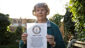 Valerie McCaffrey ukazuje certifikát z Guinnessovy knihy rekordů