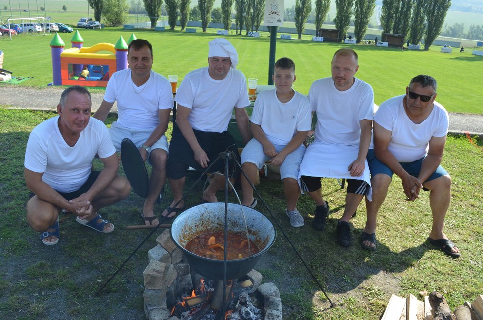 Vařící parta okolo Standy Matušky (druhý zleva) nabídla guláš jelení.