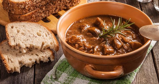 Jak uvařit fantastický guláš? Vyzkoušejte osvědčené triky šéfkuchařů