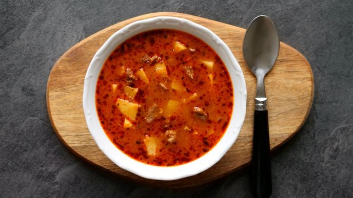 Gulášová polévka je českou klasikou.