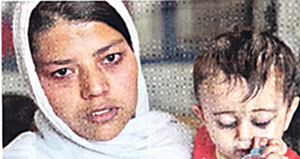 Mladá Afgánka Gulnaz byla znásilněna, odsouzena a ve vězení na podlaze pak porodila. Nyní si však násilníka musí vzít.