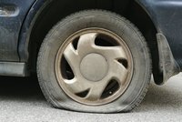 Neznámý pachatel poškodil v Plzni pneumatiky aut za 290 000 Kč