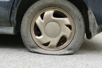 Desítkám aut v Ostravě propíchla pneumatiky banda školáků, jeden chodil teprve do první třídy