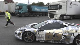 Luxusní vozy ze závodu Gumball 3000 projely Českem