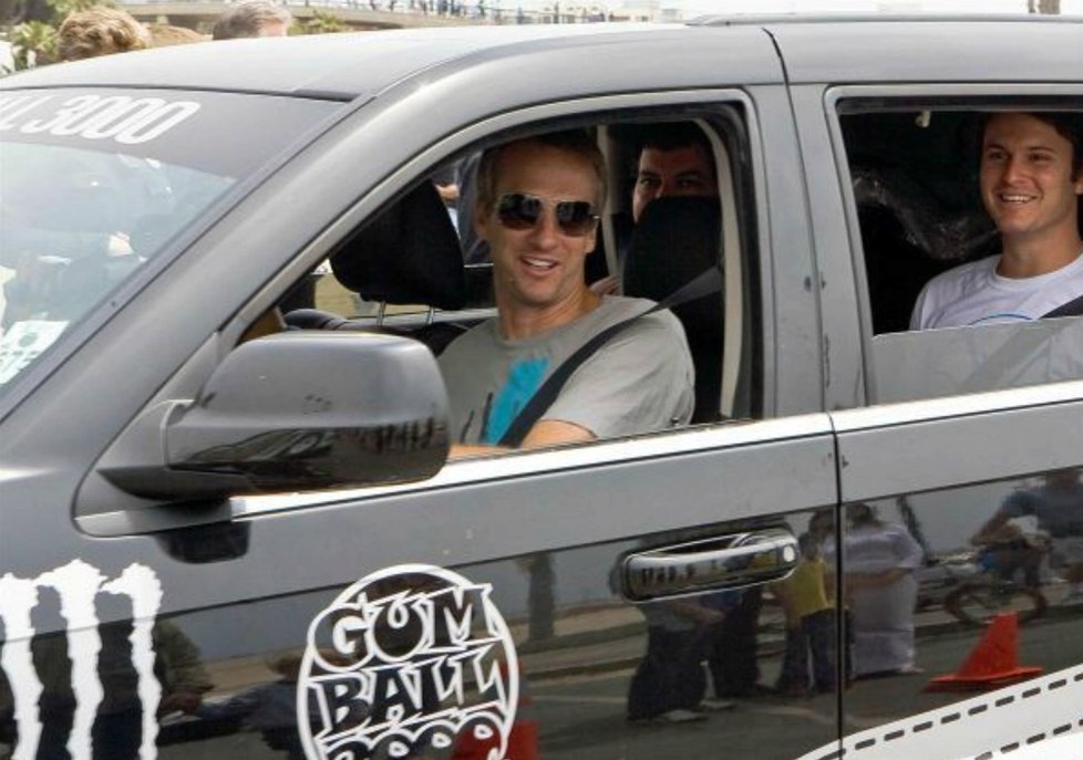 Za volant bouráku usedl i skateboardista Tony Hawk.