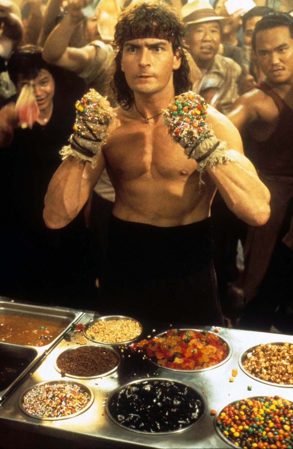 Film Žhavé výstřely 2, kde si Charlie Sheen nalepil gumídky na ruce a mohl bojovat.