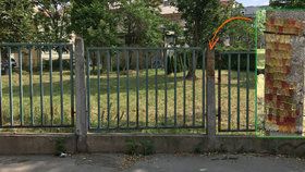 Gumoví medvídci na sloupku plotu v Lublaňské ulici v Praze 2
