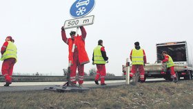 Jan Ševčík z fi rmy dopravního značení umísťuje na dálničním přivaděči u Velké Bíteše jednu ze značek